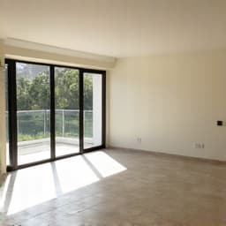 Empty and clean living room after estate cleanout in Oro Valley. This image showcases a spotless living room, ready for renovation or sale after a thorough estate cleanout.